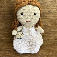Peluche pupazzo Amigurumi capelli castani ricci all'uncinetto con bracciale vestito bianco e oro 16"
