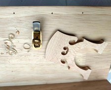 Piano a mano piccolo in ottone, violoncello violino contrabbasso per fare chitarra bordo pialla pollice