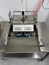 etichettatrice manuale per bottiglie quadre e tonde