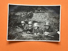 Foto, soldati con elmetto in