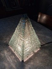 Lampada da tavolo piramide