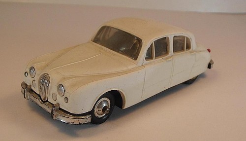 Norev jaguar 2l 400 - 1/43, n.17