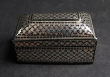 UNA SCATOLA MUGHAL NIELLO