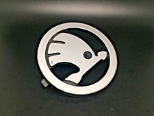 SKODA 81MM LOGO SCUDO SIGLA EMBLEMA FREGIO STEMMA SCRITTA TARGHETTA BADGE PLACCA