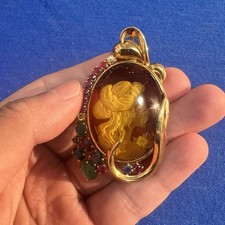 Pendente con cammeo su ambra più zaffiri, rubini e smeraldi，oro giallo  18kt