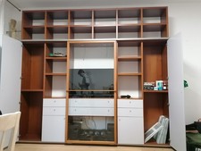 Mobile sala (dispensa e libreria) ciliegio con ante grigie, vetrina e scala