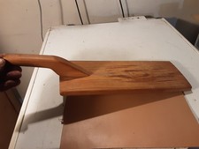 VECCHIO TAGLIERE CON MANICO , CREDO SIA BETULLA , LUNGHEZZA 44,5 CM