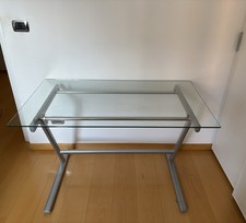 Scrivania con piano in vetro e Struttura In Metallo.