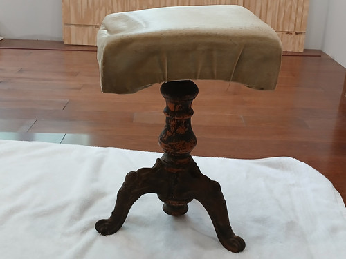 Antico sgabello pianoforte