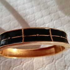 Bellissimo bracciale vintage con  Smalti nero,  rigido con apertura a molla