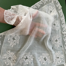 Fazzoletto 1800 antico grande  ricami e merletto valencienne 49x47 cm Difetti!