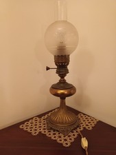 Lampada a petrolio antica in ottone, convertita elettrica, con vetro inciso