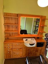 mobile in legno massello con lavabo