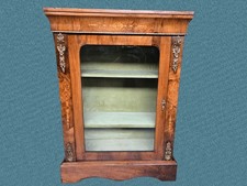 VETRINA IN NOCE CON BRONZI