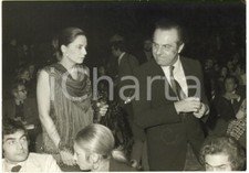 1975 ca ITALIA COSTUME - Leone PICCIONI con la moglie a una serata *Foto18x13