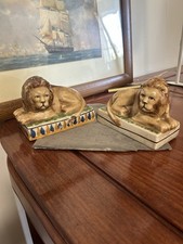 Coppia di leoni reclinati Staffordshire inizio XX secolo 5,5ʺ × 4,25ʺ