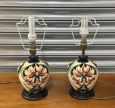 Coppia di basi per lampada da