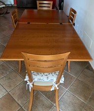 Divano in pelle, 6 posti e Tavolo in ciliegio con sedie.