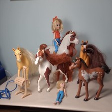 Pacchetto set giocattolo Spirit Untamed Riding Free 4 cavalli e bambole