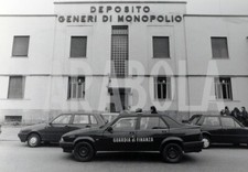 Foto vintage Italia, Guardia di finanza davanti al deposito del Monopolio, 1992