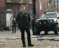 MELANIE LYNSKEY autografo