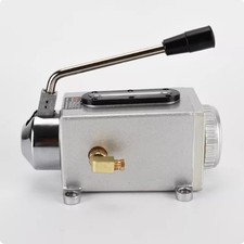 Pompa manuale per punzonatrici