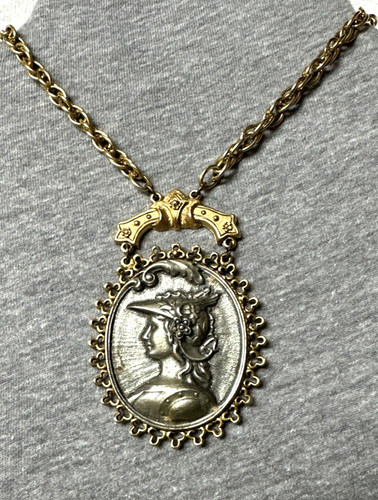 Collana con ciondolo cammeo