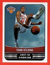 PANINI NBA 2017/18 Edizione Europea - Adesivo Rookie # 428 FRANK NTILIKINA - Nuovo