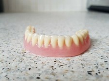 Protesi totale inferiore / denti finti.