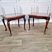 Coppia 2 comodini laterali stile antico in legno intagliato gambe cabriole piani vetro