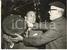 1954 SUZZARA Pittore Luciano CALDARI premiato da Cesare ZAVATTINI - Foto 18x13