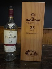 La bottiglia vuota Macallan 25