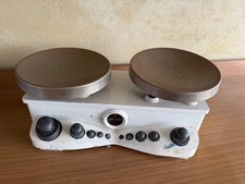 Vecchia bilancia a 2 piatti in