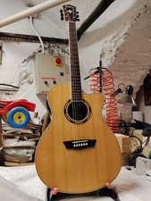 chitarra acustica amplificata