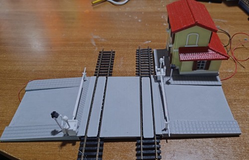 Casello ferroviario con - ferroviario,