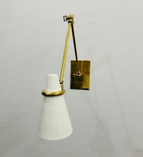 Una singola lampada da parete