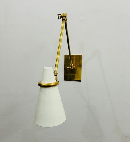 Una singola lampada parete - una,