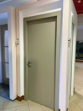 Porta in legno laccato grigio