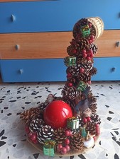 Centrotavola natalizio con candela e pigne, festività Natale