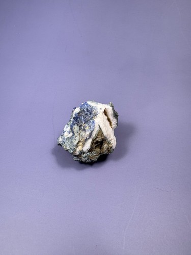 Benitoite natrolite - benitoite, on