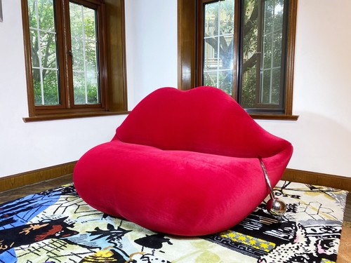 Divano labbra rosse