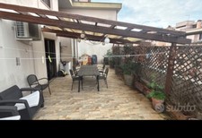 Bellissima pergola in legno addossata  Unopiù. 4,5m x5 m. In ottimo stato.