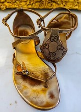 GUCCI SANDALI INFRADITO in pelle e tessuto GG oro con gioielli APE