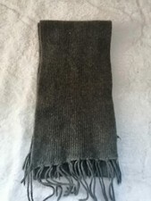 Sciarpa con frange unisex verde militare.