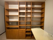 Libreria marrone e scrivania bianca 