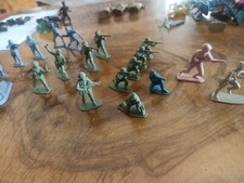 35 SOLDATINI (TOY SOLDIERS)