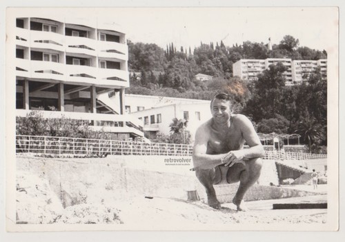 Bellissimo giovane uomo senza