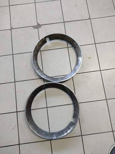 Borchie cromate copricerchi
