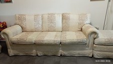 Divano tre posti di fattura artigianale con stoffa damascata. 