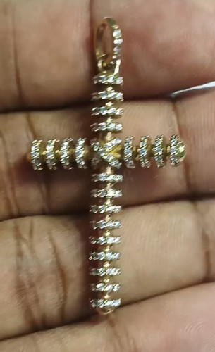 Ciondolo croce diamante